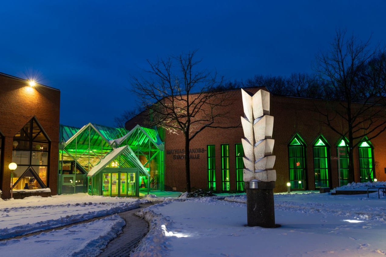 Die Mathias-Jakobs-Stadthalle in Gladbeck erstrahlte am 10. Februar 2021 in grünem Licht anlässlich des Aktionstages der Kinderhospizarbeit.