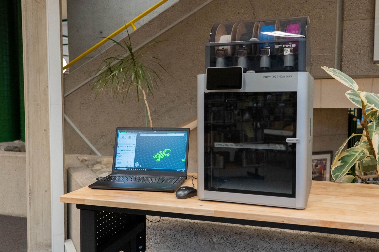Ein 3D-Drucker erweitert das Angebot der Stadtbücherei.