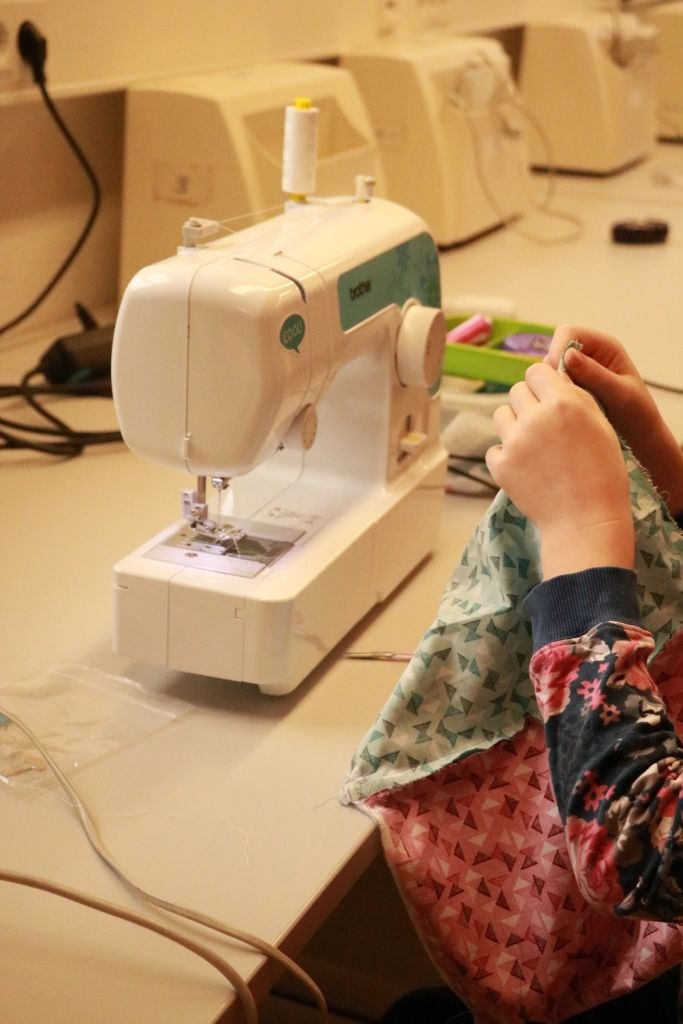 Vier Mädchen wurden beim Näh-Atelier in der Jugendkunstschule in den Herbstferien aktiv.