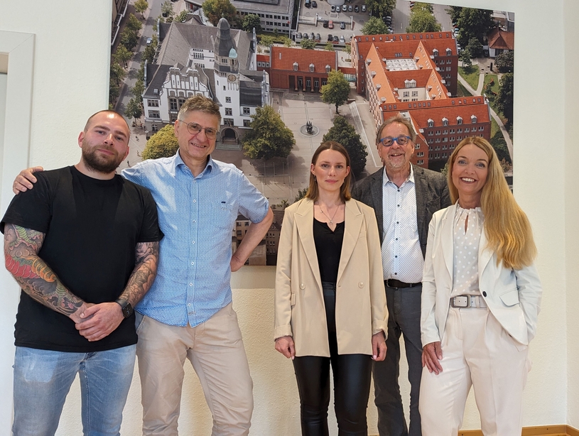 Joel Markmann, Martin Volmer, Kim Gerdes, Peter Breßer-Barnebeck und Bürgermeisterin Bettina Weist 