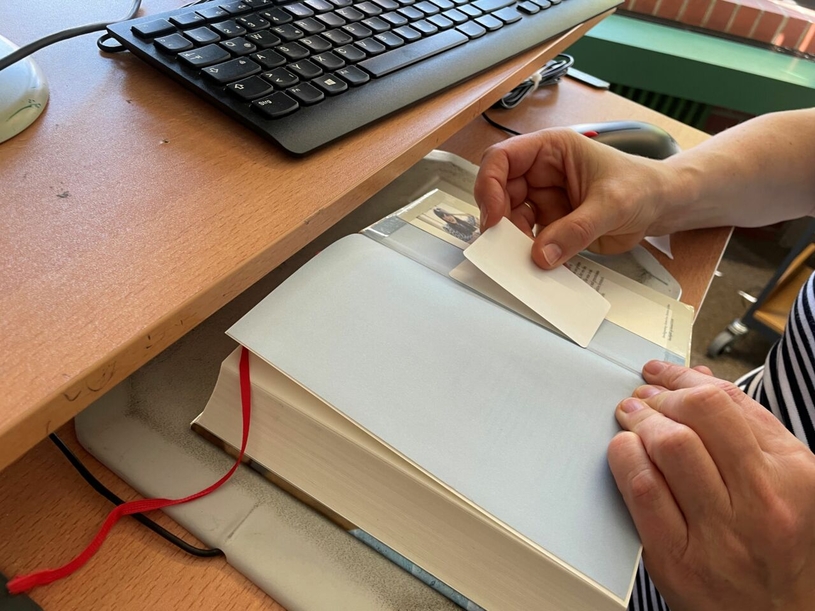 Ein Buch der Stadtbücherei wird mit einem RFID-Etikett ausgestattet