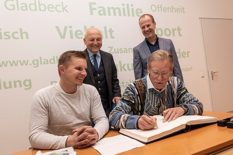 Benjamin und Wilhelm Eimers trugen sich unter den Augen von Rainer Weichelt, Erster Beigeordneter, und Michael Berger, Leiter des Büros der Bürgermeisterin, in das Goldene Buch der Stadt Gladbeck ein.