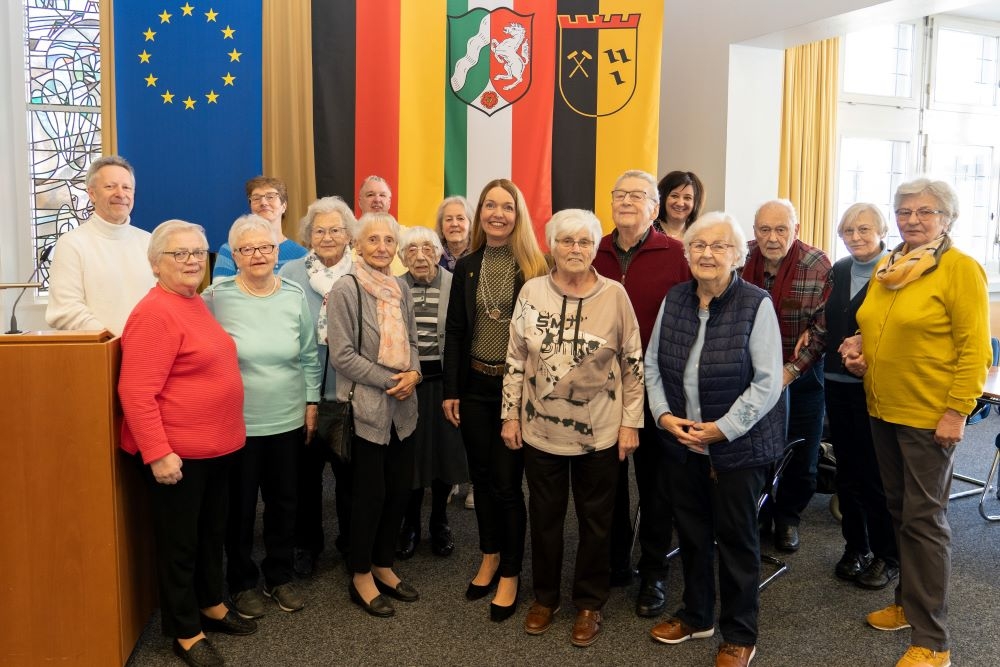 Bürgermeisterin Bettina Weist begrüßt  Senioren im Rathaus