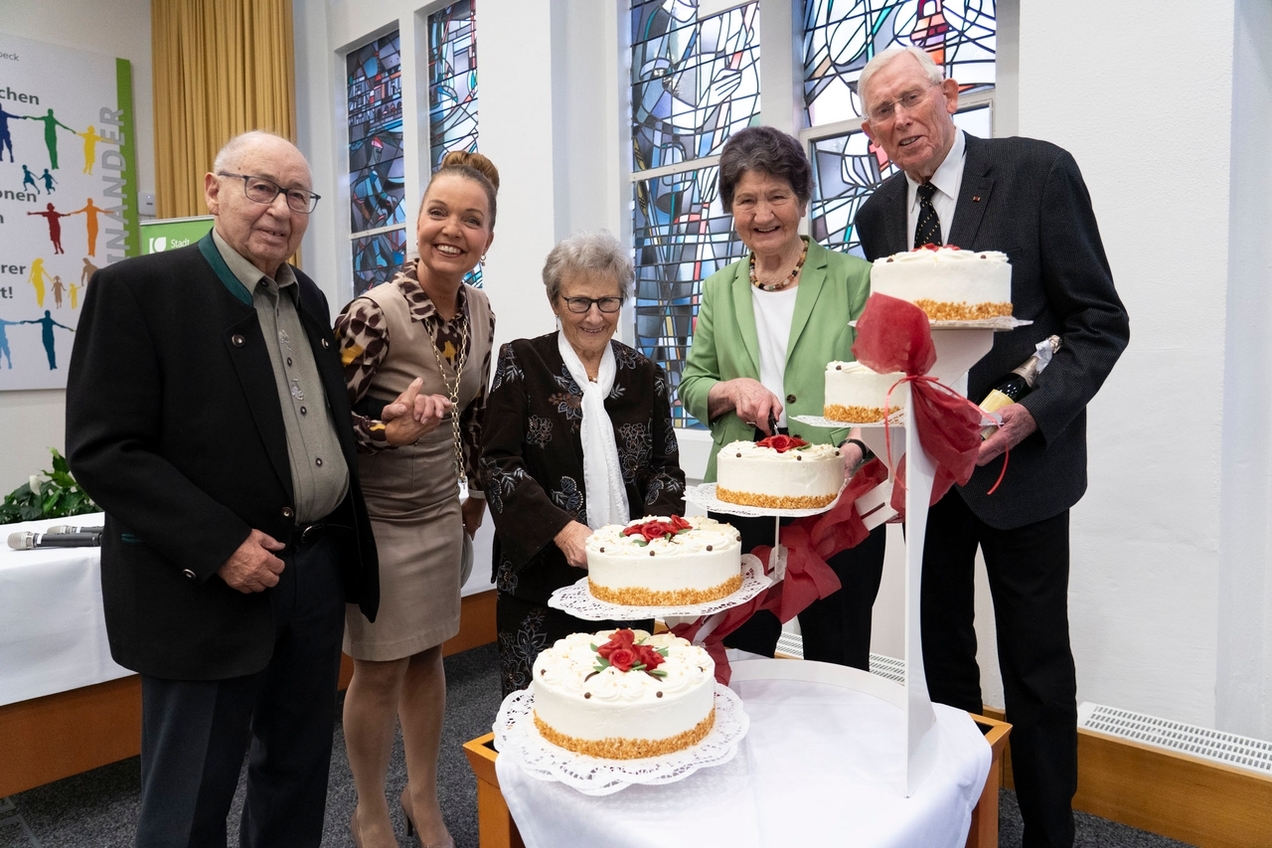 Bürgermeisterin Bettina Weist gratuliert Ehejubilaren