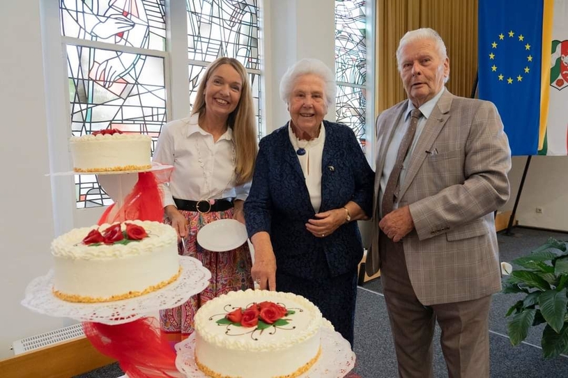Ingrid und Karlheinz Getschmann begingen ihre Eiserne Hochzeit, sie freuten sich sehr, mit der Bürgermeisterin die Torte des Festtages anzuschneiden.