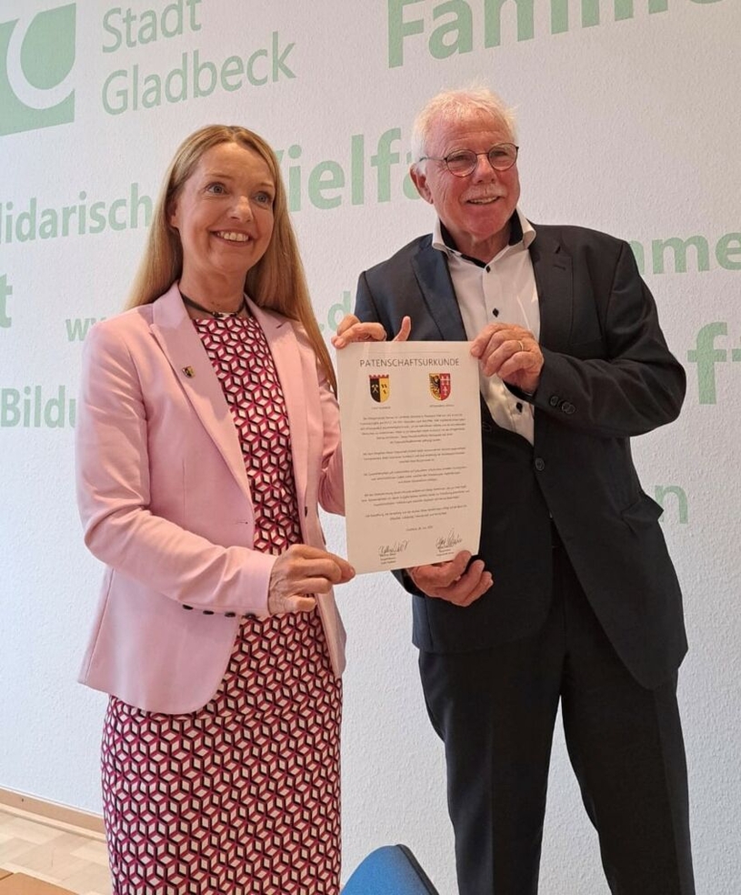 Bürgermeisterin Bettina Weist und Dernaus  Bürgermeister Alfred Sebastian mit der unterschriebenen Patenschaftsurkunde