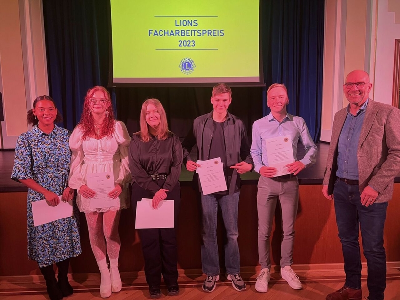 Amira Adio, Lara Kuder, Annika Brakop, Colin Knepper und Lennart  Stratmann. Rechts daneben Michael Tiemann, Jurymitglied des Lions Clubs 
