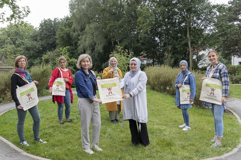 v. l. Anja Venhoff, Ayse Cerci, Jolanta Wojciak, Elif Merdivan, Mürvet Colak, Nilüfer Komsu und Giannina Link bei der Übergabe der Jubiläumstaschen.