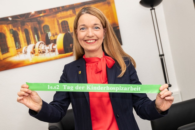 Mit dem grünen Aktionsband zeigt sich Gladbecks Bürgermeisterin Bettina Weist solidarisch gegenüber der Arbeit in Kinder-und Jugendhospizen.