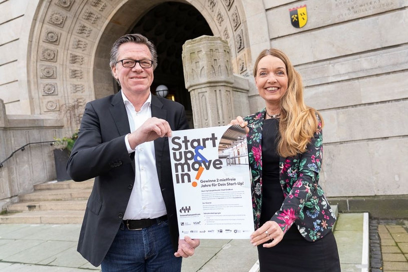 Bürgermeisterin Bettina Weist und IWG-Geschäftsführer Stefan  Hackmann und läuten die Bewerbungsphase des Startup-Wettbewerbs ein.
