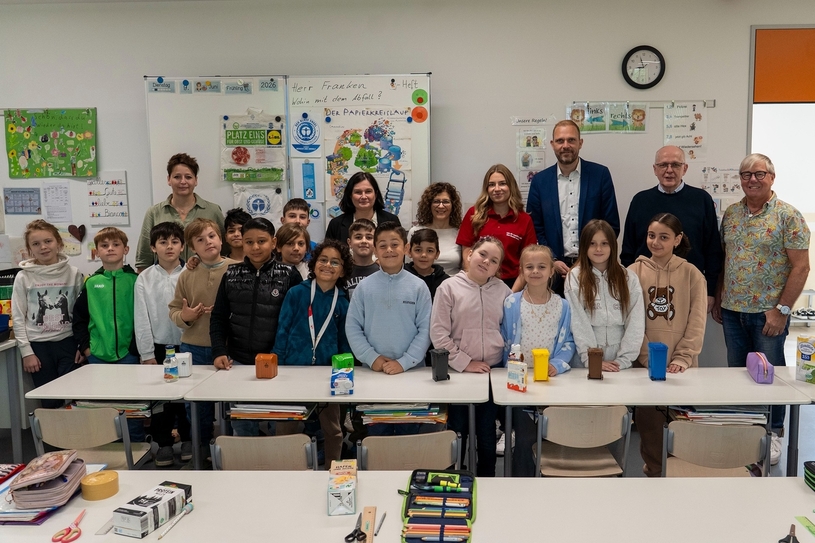 Vertretungen der ELE, Sparkasse und des Umweltamtes machen sich ein Bild vom Umweltunterricht der DUA für die 3a der Mosaikschule Gladbeck.
