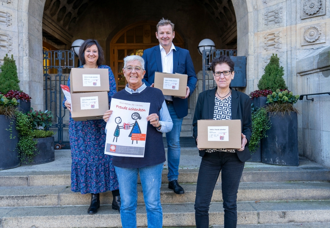 Stadtverwaltung packt wieder Pakete für die Weihnachtsaktion  „Freude schenken“ des Caritasverbandes