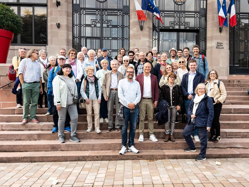 Besuchergruppe vor dem Rathaus.