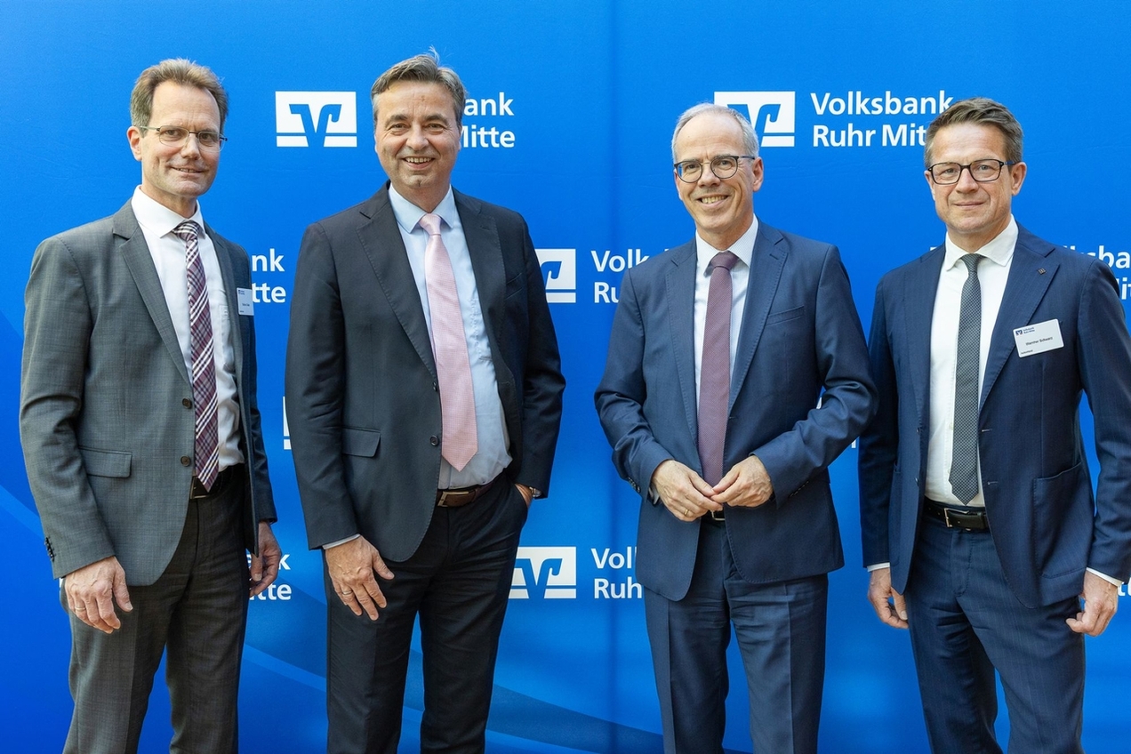 Volksbank Ruhr Mitte, v. l.: Stephan Dieler (Vorsitzender des Aufsichtsrates), Jörg Lott (Vorstandsmitglied), Ingo Abrahams (Vorstandssprecher) und Wernher Schwarz (stv. Vorsitzender des Aufsichtsrates).