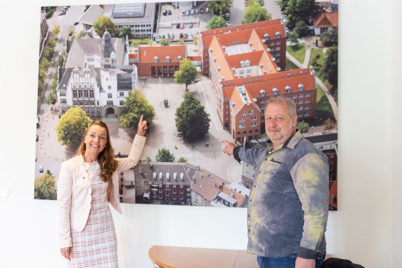 Bürgermeisterin Bettina Weist und Veranstalter Joachim Pawlenka zeigen, wo der Feierabendmarkt stattfinden soll.