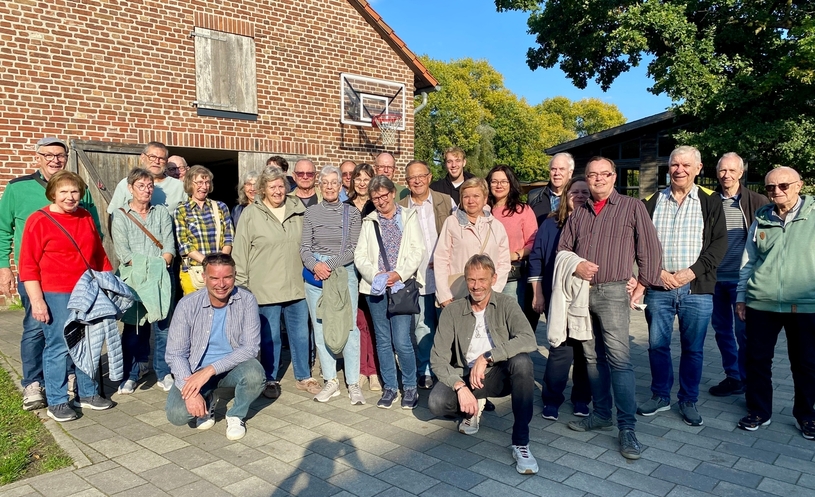 Die Gruppe des Heimatvereins auf dem Hof der SL Naturenergie in Rentfort, zusammen mit Klaus Schulze Langenhorst und Michael Hübner .