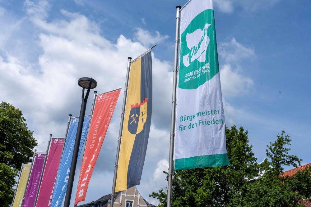 Mayors for Peace-Flagge weht vor dem Rathaus