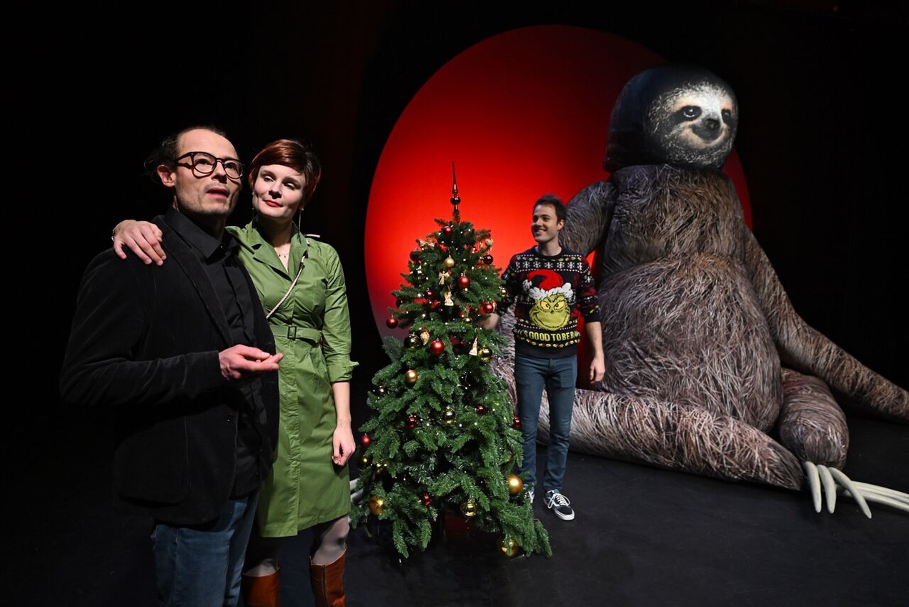 Komödie „Das Pubertier“ mit gigantischem Faultier auf  der Bühne der Stadthalle