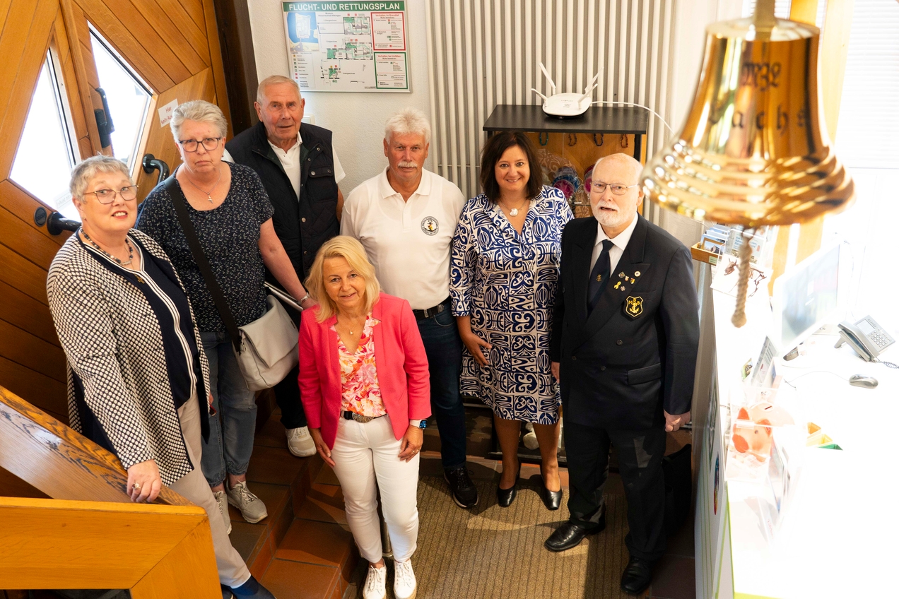 Schiffsglocke des Mehrzwecklandungsbootes „Lachs“ hängt  im Museum