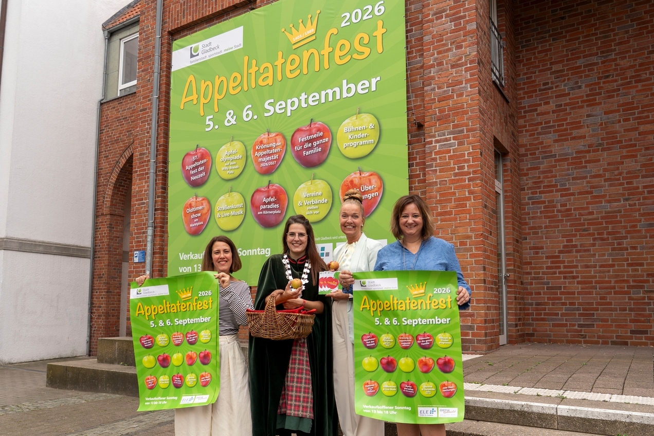Michele Grade, amtierende Appeltatenmajestät, Bürgermeisterin Bettina Weist und Eva Klein, Abteilungsleiterin Stadtmarketing freuen sich auf das Fest.
