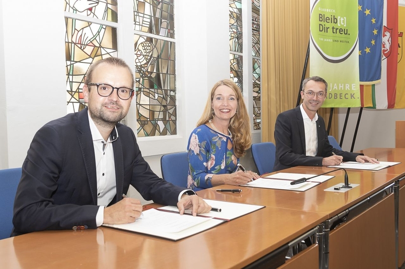 Dominik Schad, Leiter des Jobcenters Kreis Recklinghausen, Bürgermeisterin Bettina Weist und Frank Benölken, Leiter der Agentur für Arbeit Recklinghausen, bei der Unterzeichnung der Vereinbarung