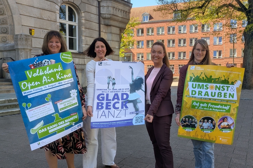 Eva Klein, Christiane Schmidt, Bürgermeisterin Bettina Weist und Christin Erbe präsentieren die Veranstaltungen.