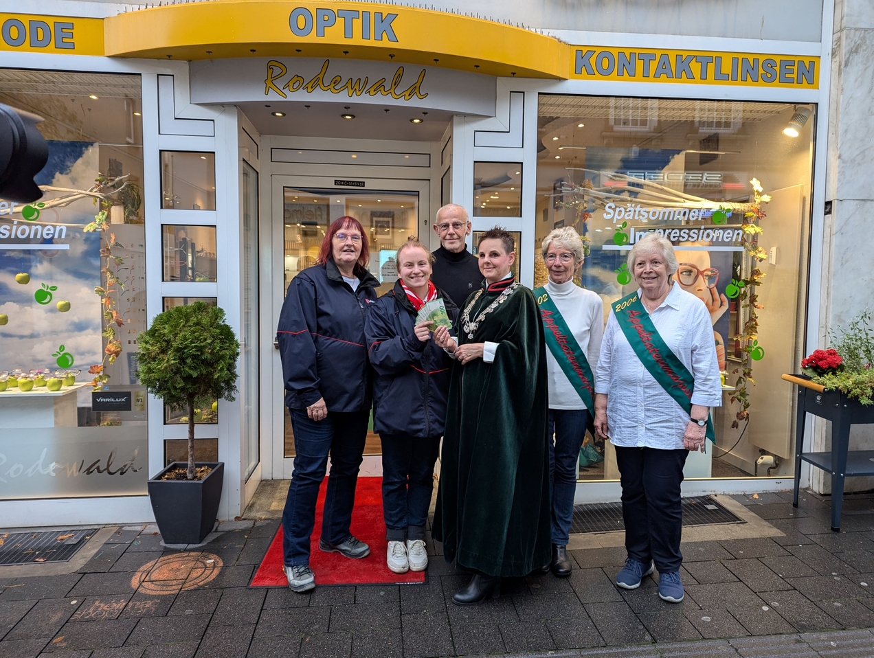 Wärmebus und Tierschutzverein freuen sich über Spende der Appeltatenmajestäten
