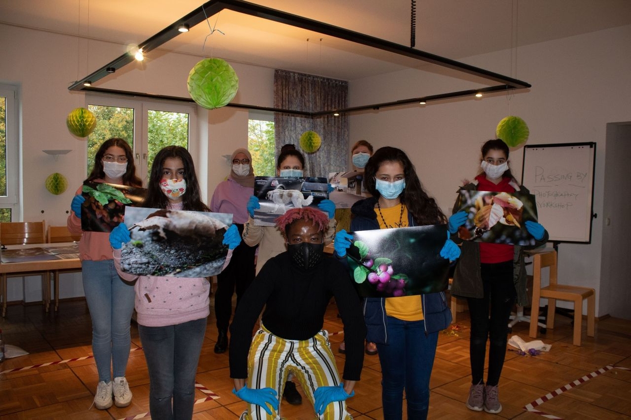 Die Teilnehmerinnen des Fotoworkshops mit Künstlerin Adéọlá Ọlágúnjú haben gemeinsam ihren Stadtteil entdeckt und Bildergeschichten erzählt.