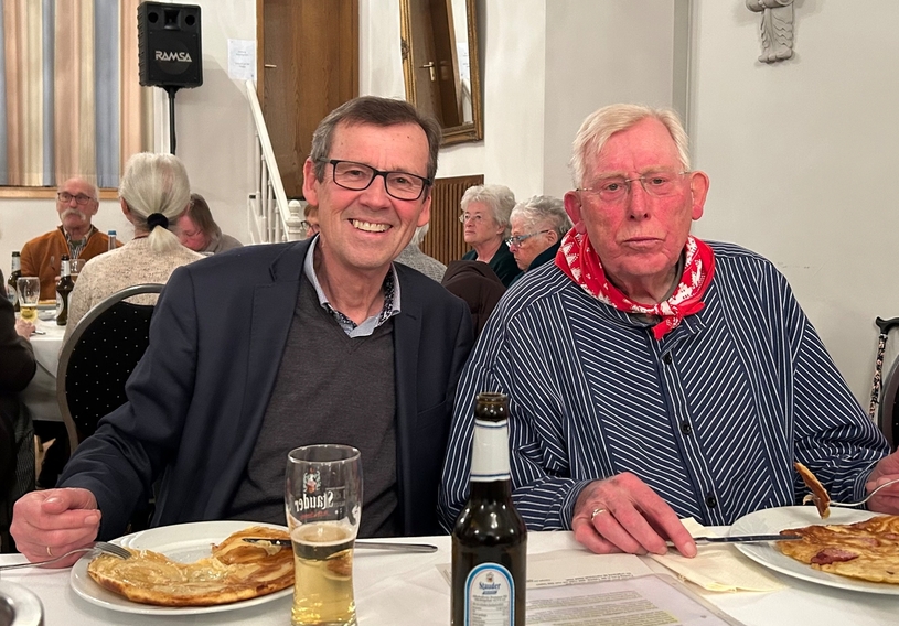 Heinz Enxing (rechts), der Ehrenvorsitzende des Vereins für Orts- und Heimatkunde und Dietrich Pollmann als Vorsitzender lassen sich die Pfannkuchen schmecken.