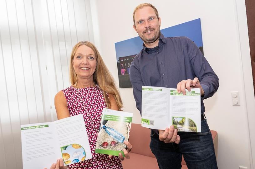 Der neue Amtsleiter Jürgen Harks im August 2023 bei der  Vorstellung der Hitzebroschüre mit Bürgermeisterin Bettina Weist.