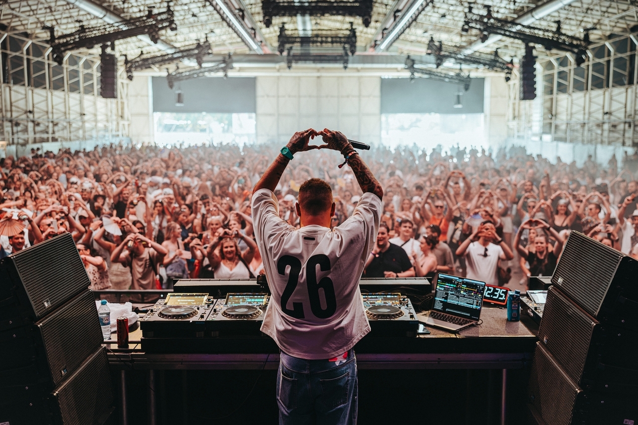 DJ Salvatore Mancuso vor zahlrechen begeisterten Besuchern des Festivals.