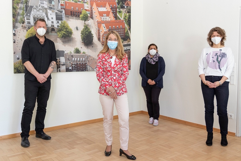 V. l. Markus Landwehr, Bürgermeisterin Bettina Weist, Sonay  Gündogan und Sarah Kimmeskamp bei einem gemeinsamen Treffen zum Demokratieprojekt.