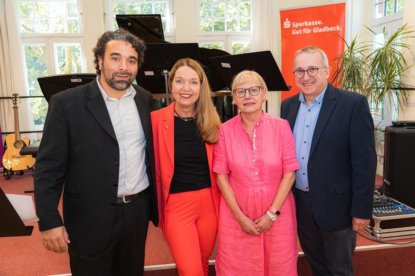 Freuten sich über das 50-jährige Jubiläum: Ernst Hesse, stellv. Leiter Musikschule, Bürgermeisterin Bettina Weist, Dr. Gabriele Tichy-Voß, Vorsitzende des Fördervereins, und Rolf Hilgers, Leiter Musikschule.