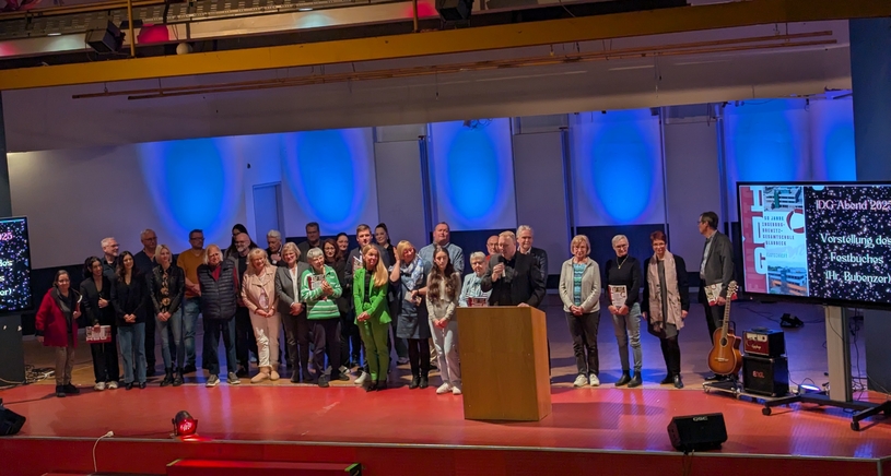 Gruppenbild mit den Autoren der Festschrift zum 50. Jubiläum der Ingeborg-Drewitz-Gesamtschule.
