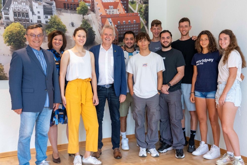 Norbert Dyhringer, 1. Stellv. Bürgermeister, begrüßt die  Teilnehmenden des Sportaustauschs Gladbeck-Enfield im Rathaus.