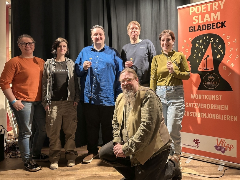 Die fünf Slammer mit Moderator Michel Meyer (vorne rechts knieend).