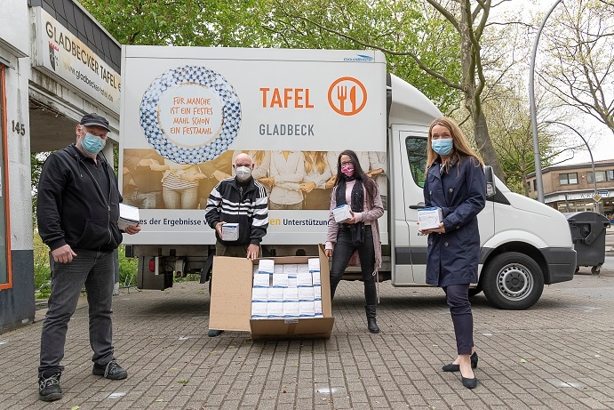 v. l. Dietmar Tervooren, Vorsitzender der Tafel in Gladbeck,  Wolfgang Dreiers und Jennifer Bartschat von der Tafel und Bürgermeister Bettina Weist bei  der Übergabe der FFP2-Masken.