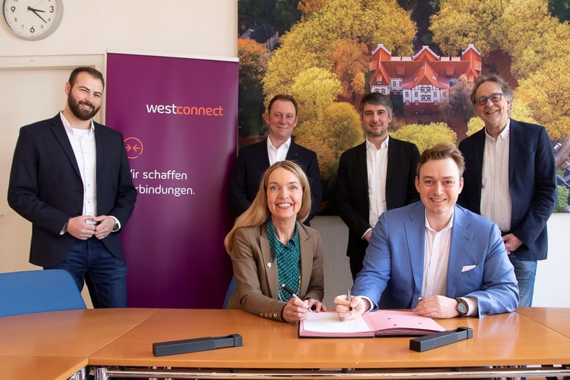 ; Bürgermeisterin Bettina Weist und Jens Sikorski, Prokurist der  Westconnect, unterzeichneten einen Kooperationsvorvertrag.