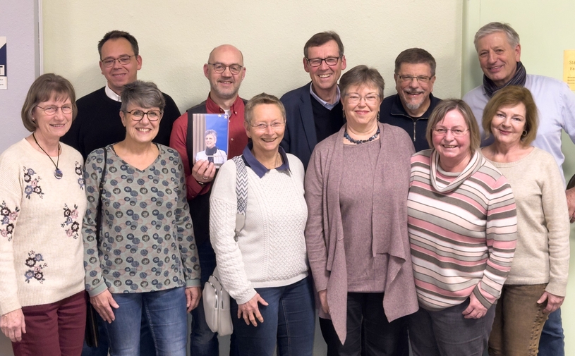 Das Vorstandsteam des Heimatvereins mit dem Vorsitzenden  Dietrich Pollmann in der Bildmitte und seiner Stellvertreterin  Angelika Lohe 