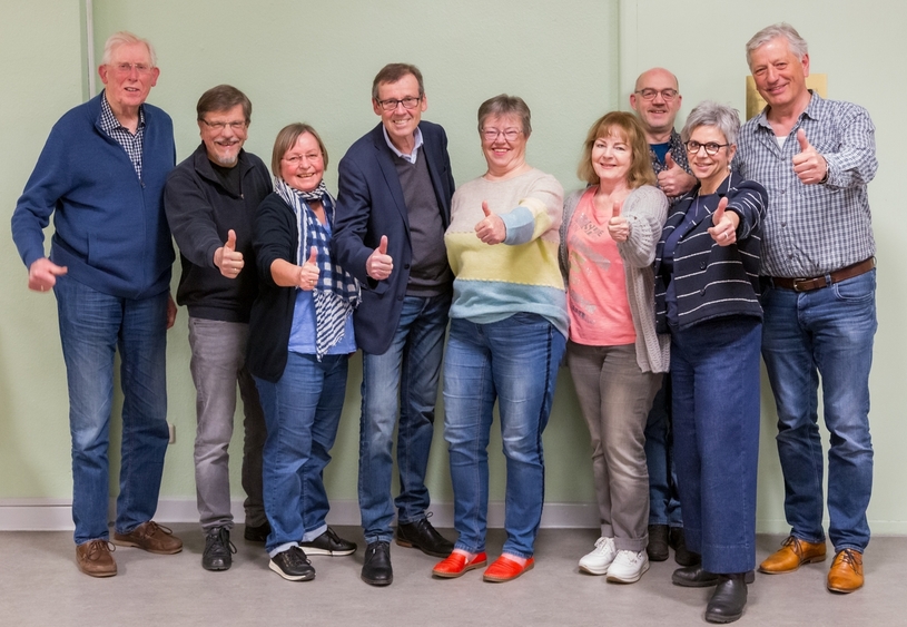 Auf dem Foto ist das frisch gewählte Vorstandsteam zusehen mit dem Vorsitzenden Dietrich Pollmann und seiner Stellvertreterin Angelika Lohe in der Bildmitte.