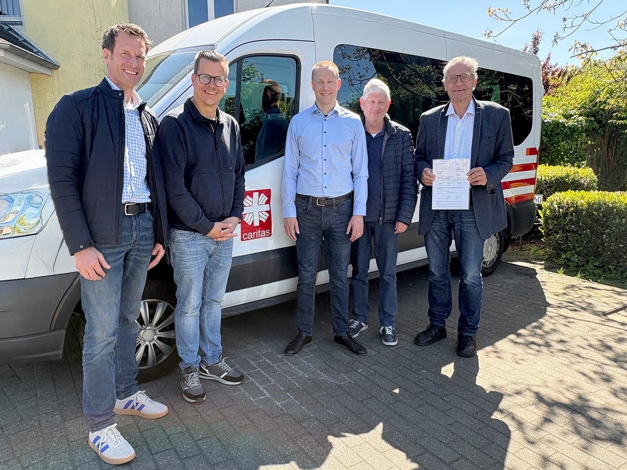 Caritasvorstand Benedikt Menke (Mitte) sowie dieLions (von links) Dr. Henning Keimer, Simon Terhardt, Präsident Rainer Knubbenund Ludger Kreyerhoff.
