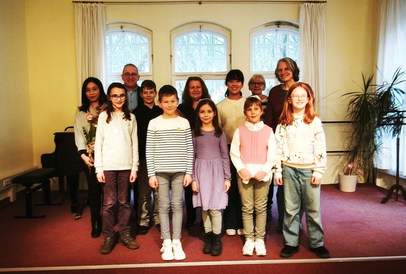 Die Preisträger der Musikschule Gladbeck gemeinsam mit Musikschulleiter Rolf Hilgers, Gabriele Tichy (Förderverein) und ihren Lehrkräften