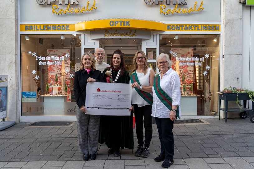 Susanne Middendorf (Vorstand, Caritasverband Gladbeck e. V.), Peter Weis (Optik Rodewald), Appeltatenmajestät Michele Grade, Alexandra Lukassen (2008) sowie Karin Schuster (2006).