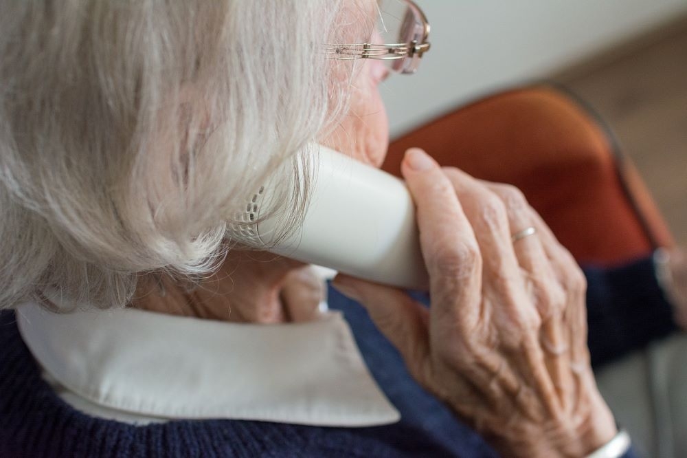 Betrüger nehmen Seniorin aus