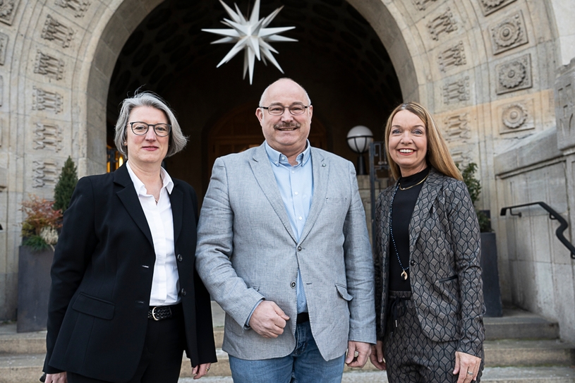 Bürgermeisterin Bettina Weist und Ordnungsdezernentin Marie-Antoinette Breil stellen den neuen Sicherheitskoordinator Richard Schulze-Holthausen vor.