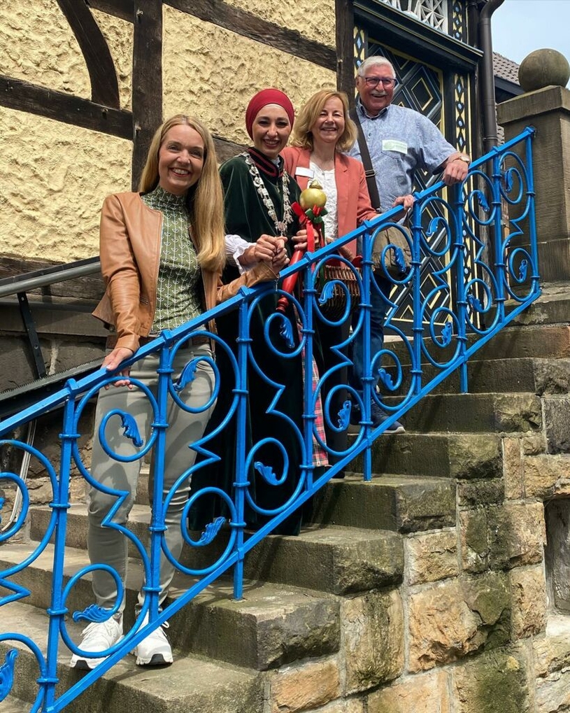 Bürgermeisterin Bettina Weist, Appeltatenmajestät Meryem Cin, Museumsleiterin Dr. Susanne Peters-Schildgen und Fördervereinsvorsitzender Walter Hüßhoff präsentierten sich auf der Museumstreppe.