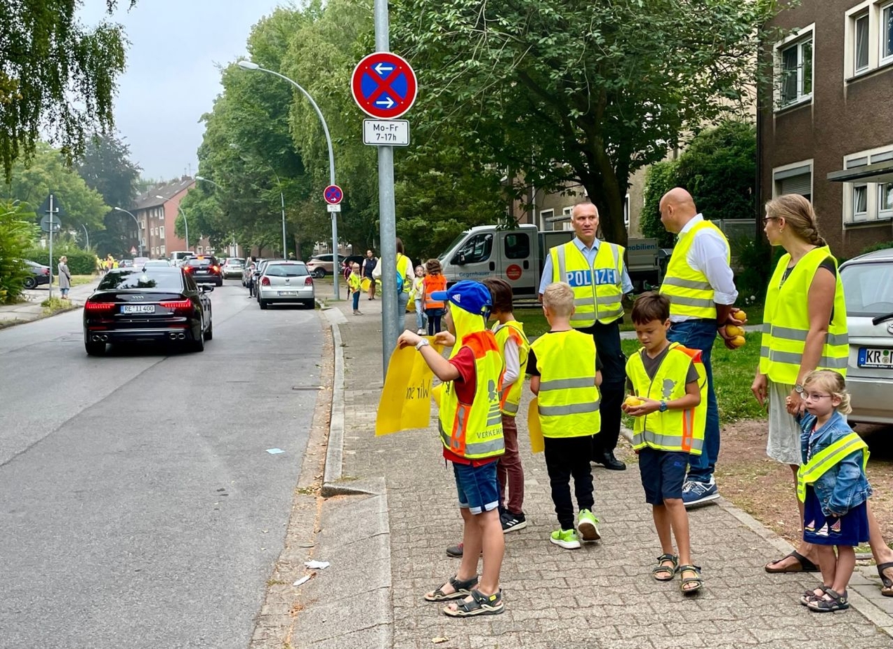 Eine Aktion der Regenbogenschule gegen das Verkehrschaos