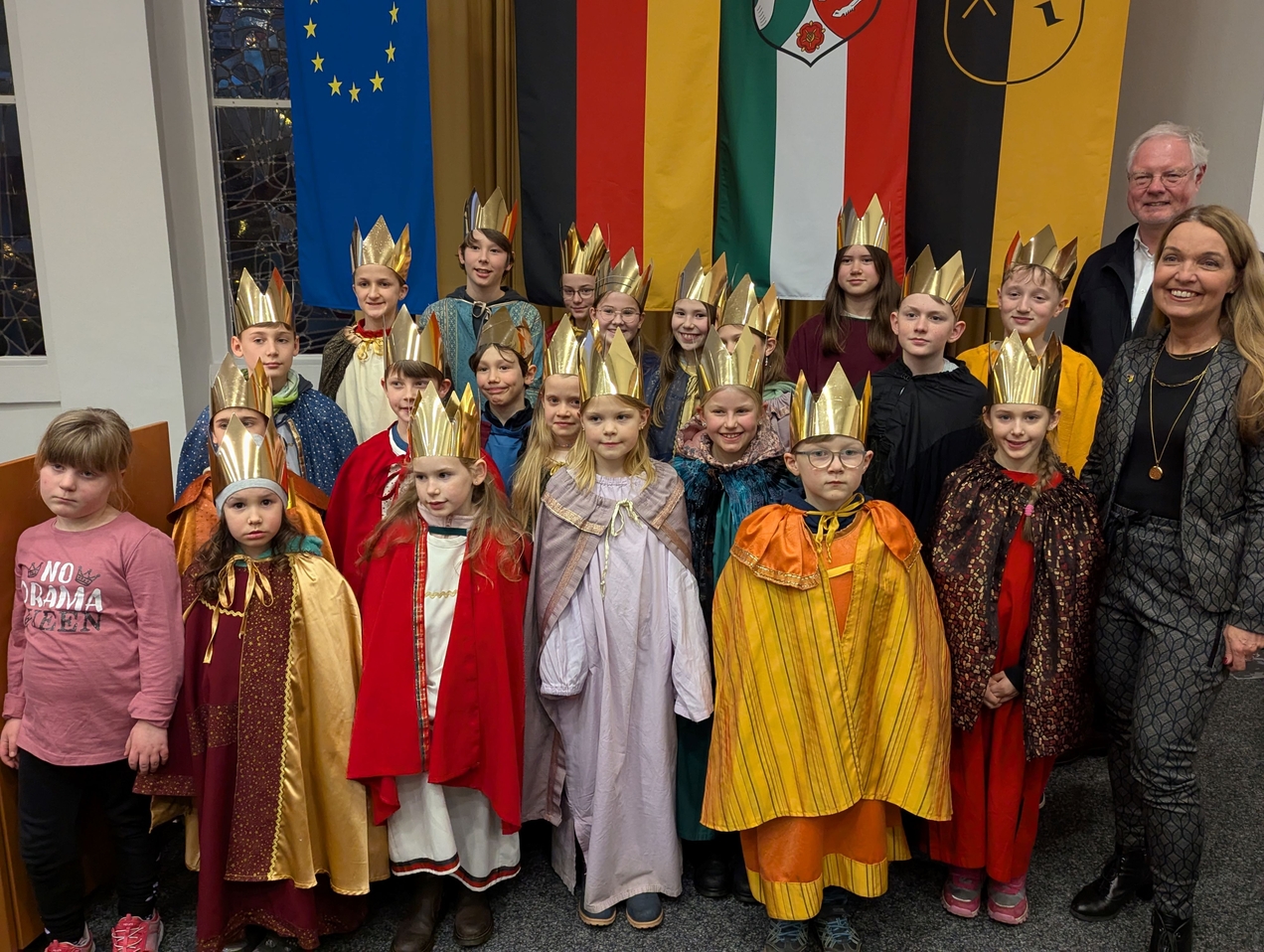 Große und kleine Sternsinger im Rathaus