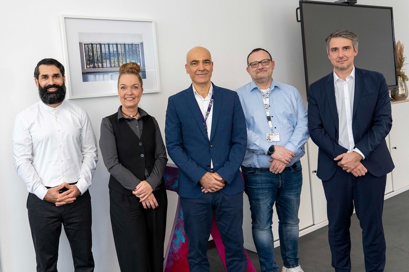 Özcan Zopi, Leiter der Wirtschaftsförderung, Bürgermeisterin Bettina Weist, Dr. Hicham Fadel (Geschäftführer INEOS) und Sven Engelhard (Betriebsratsvorsitzender INEOS) und der Erste Beigeordnete Dr. Volker Kreuzer (v.li.).