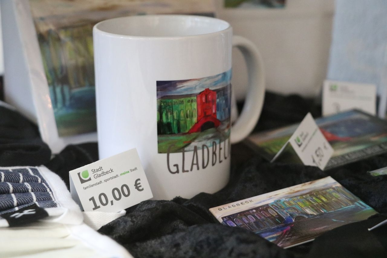 Verschiedene Artikel mit Gladbecker Motiven gemalt von der Künstlerin Suanne Schanz
